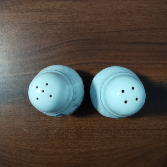 Mikasa Antique Green Victoria - Floral Salt and Pepper Shakers - Japan - Picture 5 of 5